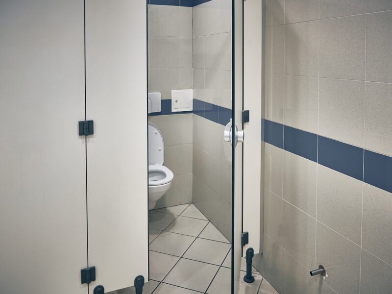 Jakie wymogi powinny spełniać kabiny sanitarne WC?